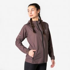Kurtka do biegania przeciwdeszczowa damska Kiprun Run Rain 900. Brązowe kurtki damskie KIPRUN, na zimę, l, bez wzorów, z materiału, bez kaptura. Za 399.99 zł.