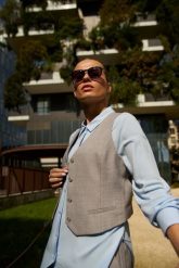 Elegancka kamizelka szara. Szare żakiety damskie MOODO, l, bez wzorów, z elastanu, eleganckie. Za 119.99 zł.