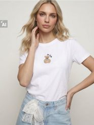 Koszulka z bawełną i haftowanym misiem - biały. Białe t-shirty damskie Sinsay, l, bez wzorów, z bawełny, bez kołnierzyka. Za 19.99 zł.