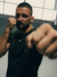 4F Koszulka trenignowa regular szybkoschnąca męska - czarna L. Czarne koszulki sportowe męskie 4f, l, bez wzorów, z materiału, bez kołnierzyka, bez ramiączek, do biegania. Za 129.99 zł.