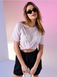 Bawełniana koszulka z haftowanymi kwiatami - fioletowy. Fioletowe t-shirty damskie Sinsay, l, bez wzorów, z bawełny, bez kołnierzyka. Za 29.99 zł.