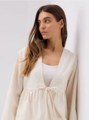 Jeansowa marynarka z wiązaniem - złamana biel. Żakiety damskie Reserved, l, bez wzorów, z bawełny. Za 139.99 zł.