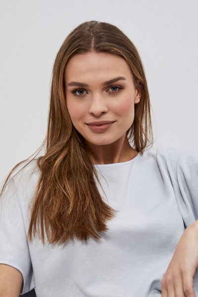 Bluza z krótkim rękawem szara. Szare bluzy damskie MOODO, s, bez wzorów, z bawełny, bez kaptura. W wyprzedaży za 27.99 zł.