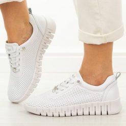 Białe ażurowe skórzane półbuty damskie LeeCopper 4001. Białe półbuty damskie Lee Cooper, na lato, z aplikacjami, z jeansu, eleganckie, z okrągłym noskiem, bez obcasa, bez zapięcia. W wyprzedaży za 219.12 zł.