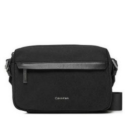 Torebka Calvin Klein. Czarne listonoszki damskie Calvin Klein, bez wzorów, bez dodatków. Za 209.99 zł.