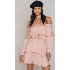 Josefin Ekström for NA-KD Trójwarstwowa sukienka z odkrytymi ramionami i apaszką - Pink. Szaliki i chusty damskie Josefin Ekström for NA-KD. W wyprzedaży za 38.98 zł.