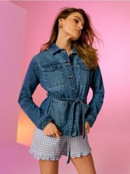 Jeansowa koszula z paskiem - niebieski. Niebieskie koszule damskie Sinsay, l, bez wzorów, z jeansu, bez kołnierzyka, bez ramiączek. Za 79.99 zł.