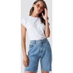 NA-KD T-shirt z surowym wykończeniem i haftem - White. T-shirty damskie marki NA-KD. W wyprzedaży za 36.47 zł.