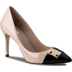 Szpilki FURLA - Blogger 926194 YA61 B99 Nude/Onyx. Czerwone szpilki damskie Furla, z lakierowanej skóry. W wyprzedaży za 879.00 zł.
