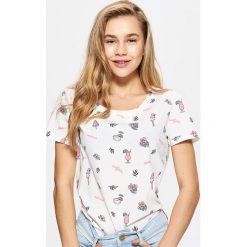 Koszulka z nadrukiem all over - Kremowy. Białe t-shirty damskie Cropp, z nadrukiem. W wyprzedaży za 14.99 zł.
