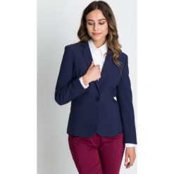 Granatowy żakiet zapinany na jeden guzik BIALCON. Niebieskie żakiety damskie BIALCON, z aplikacjami, eleganckie. W wyprzedaży za 209.00 zł.