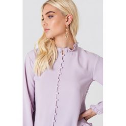 Andrea Hedenstedt x NA-KD Bluzka z falbanką - Purple. Bluzki damskie marki Andrea Hedenstedt x NA-KD. Za 80.95 zł.