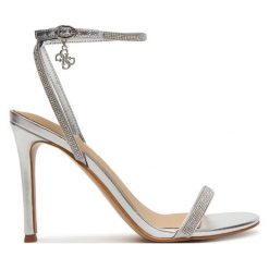 Sandały Guess. Szare sandały damskie Guess, z aplikacjami, bez obcasa, na szpilce, bez zapięcia. Za 559.99 zł.