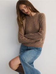 Sweter z domieszką alpaki - brązowy. Brązowe swetry damskie Reserved, l, bez wzorów, z dzianiny, bez kołnierzyka, bez ramiączek, bez kaptura. W wyprzedaży za 119.99 zł.