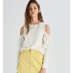 Bluza z bufiastymi rękawami - Kremowy. Bluzy damskie Sinsay. Za 39.99 zł.