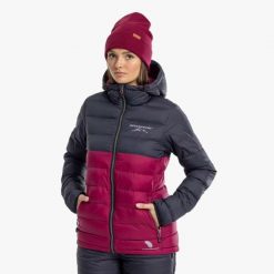 Kurtka damska hiking wodoodporna wiatroszczelna Östersund 2.0. Fioletowe kurtki damskie SWEDEMOUNT, bez wzorów, z puchu, bez kaptura, trekkingowe. W wyprzedaży za 629.99 zł.