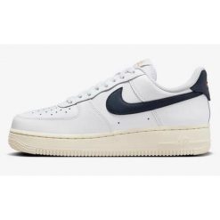 Buty sportowe Sneakersy damskie, W Air Force 1 07 EasyOn. Białe obuwie sportowe damskie Nike, bez wzorów, z gumy, do biegania. Za 584.00 zł.