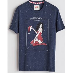T-shirt ze świątecznym nadrukiem - Granatowy. Niebieskie t-shirty męskie Reserved, z nadrukiem. Za 39.99 zł.