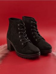 Botki sznurowane - czarny. Czarne botki damskie Sinsay, z okrągłym noskiem, bez obcasa, na obcasie, bez zapięcia. Za 59.99 zł.