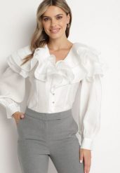 Biała Elegancka Koszula Ozdobiona Falbanami i Guzikami Leristta. Białe bluzki damskie Born2be, s, bez wzorów, z jeansu, eleganckie, bez kołnierzyka, bez ramiączek. Za 69.99 zł.