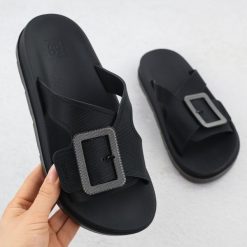 Klapki damskie basenowe plażowe z klamrą czarne Zaxy RR285078. Czarne klapki damskie Zaxy, bez wzorów, z gumy, bez obcasa. Za 143.99 zł.