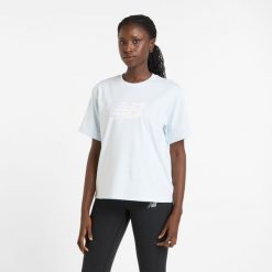 Koszulka damska New Balance WT43583IB – niebieska. Niebieskie t-shirty damskie New Balance, m, bez wzorów, z materiału, klasyczne, bez kołnierzyka. Za 119.99 zł.