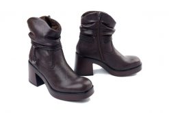 Rieker 58091-25 brown, botki damskie. Brązowe botki damskie Rieker, ze skóry ekologicznej, bez obcasa, bez zapięcia. Za 399.90 zł.