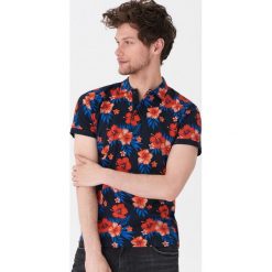 Koszulka polo z kwiatowym motywem - Granatowy. Koszulki polo męskie marki House. Za 59.99 zł.
