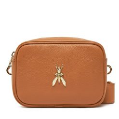 Torebka Patrizia Pepe. Brązowe listonoszki damskie Patrizia Pepe, bez wzorów, bez dodatków. Za 455.99 zł.