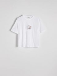 T-shirt z autorskim nadrukiem - biały. Białe t-shirty damskie Reserved, l, bez wzorów, z bawełny, bez kołnierzyka. W wyprzedaży za 49.99 zł.