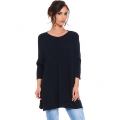 Sweter "Lacy" w kolorze granatowym. Niebieskie swetry damskie Cosy Winter, ze splotem, z asymetrycznym kołnierzem. W wyprzedaży za 181.95 zł.