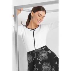 Koszulka z lamówką i kokardką. T-shirty damskie marki Orsay. Za 69.99 zł.