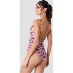 J&K Swim X NA-KD Kostium kąpielowy z odkrytymi plecami - Pink. Różowe kostiumy jednoczęściowe damskie J&K Swim X NA-KD. W wyprzedaży za 40.19 zł.