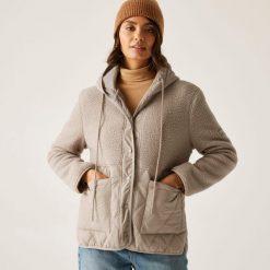 Kurtka damska zimowa ocieplana Mikayla. Brązowe kurtki damskie Regatta, na zimę, bez wzorów, z polaru, bez kaptura. W wyprzedaży za 279.99 zł.