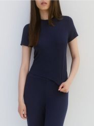 T-shirt z wiskozą - granatowy. Niebieskie t-shirty damskie Reserved, l, bez wzorów, z dzianiny, bez kołnierzyka. W wyprzedaży za 39.99 zł.