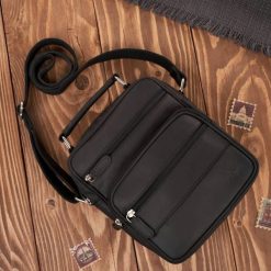 Saszetka męska na ramię skórzana vintage do pracy praktyczna czarna Paolo Peruzzi T-128-HBL. Czarne saszetki męskie z materiału, biznesowe, małe. Za 229.99 zł.