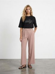 Koszulka z cyrkoniowym napisem, z domieszką wiskozy - czarny. Czarne t-shirty damskie Sinsay, l, bez wzorów, z wiskozy, bez kołnierzyka. Za 29.99 zł.