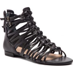 Sandały GUESS - Renata FL6REN LEA03 BLACK. Czarne klapki damskie Guess, z aplikacjami, z materiału, bez obcasa, na obcasie, bez zapięcia. W wyprzedaży za 479.00 zł.