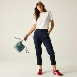 Damskie spodnie Shorebella Capri. Niebieskie spodnie sportowe damskie Regatta, bez wzorów, z bawełny, trekkingowe. Za 299.99 zł.