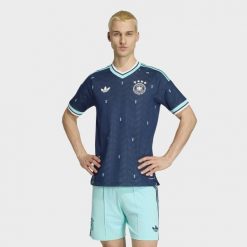 Koszulka wyjazdowa Niemcy 26 Authentic. Niebieskie koszulki sportowe męskie Adidas, bez wzorów, bez kołnierzyka, bez ramiączek, do piłki nożnej, climacool (adidas). Za 649.00 zł.