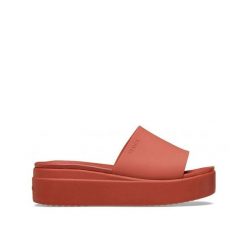 Klapki DKlapki Dla Dorosłych Crocs Brooklyn Slide. Brązowe klapki damskie Crocs, bez wzorów, z materiału, bez obcasa. Za 181.99 zł.