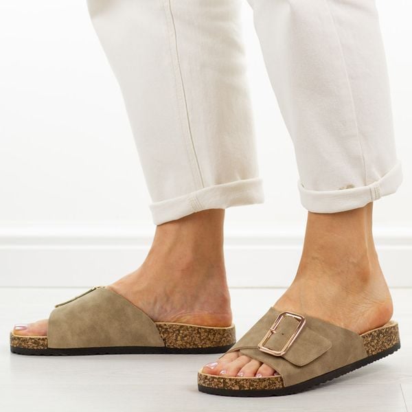 Khaki klapki damskie Potocki 17309. Brązowe klapki damskie POTOCKI, bez wzorów, z jeansu, casualowe, bez obcasa, na płaskiej podeszwie. Za 99.00 zł.