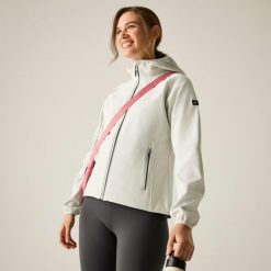 Arec III Damski wodoodporny softshell turystyczny. Szare kurtki sportowe damskie Regatta, bez wzorów, z softshellu, bez kaptura, trekkingowe. Za 169.99 zł.