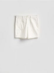 Bawełniane szorty regular - biały. Białe szorty męskie Reserved, bez wzorów, z bawełny. Za 119.99 zł.