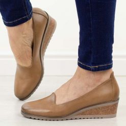 Beżowe pu półbuty damskie na koturnie Potocki 12276. Brązowe półbuty damskie POTOCKI, na lato, bez wzorów, z jeansu, biznesowe, z okrągłym noskiem, bez obcasa, na koturnie, bez zapięcia. Za 159.00 zł.