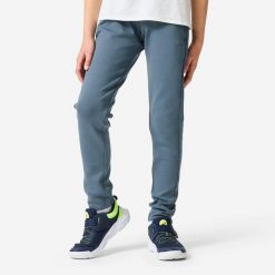 Spodnie dresowe dla dzieci Domyos unisex. Niebieskie spodnie sportowe dla chłopców DOMYOS, bez wzorów, z bawełny, sportowe, długie, na jogę i pilates. Za 69.99 zł.