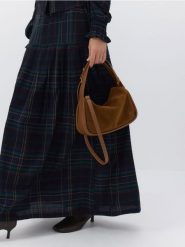 Zamszowa torebka z paskiem - brązowy. Brązowe torebki do ręki damskie Reserved, bez wzorów, z zamszu, klasyczne, zamszowe, bez dodatków. W wyprzedaży za 159.99 zł.