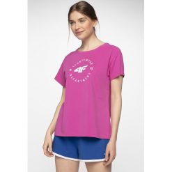 T-shirt damski TSD403 - fuksja. Czerwone t-shirty damskie 4f, bez wzorów, z bawełny, bez kołnierzyka. W wyprzedaży za 39.99 zł.