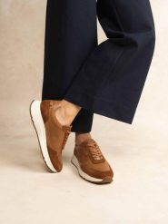 Damskie skórzane buty sportowe TBS Blondie. Brązowe obuwie sportowe damskie TBS, bez wzorów, z gumy, tenisowe. Za 388.25 zł.