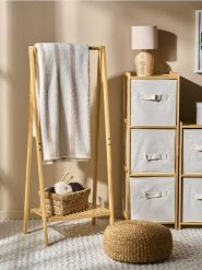 Koc w delikatne paski - kremowy. Białe kocyki dla dzieci Sinsay. Za 39.99 zł.